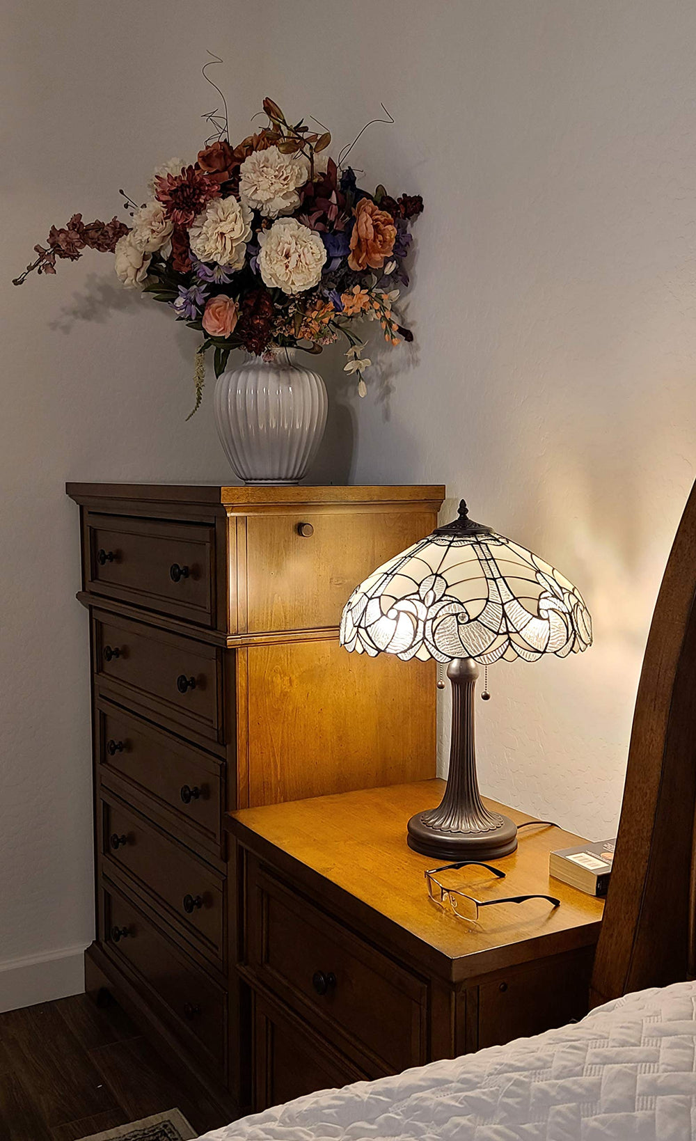 Amora Lighting Tiffany Style Table Lamp Banker Floral 23" Tall Stained Glass White - Diamond Home USA