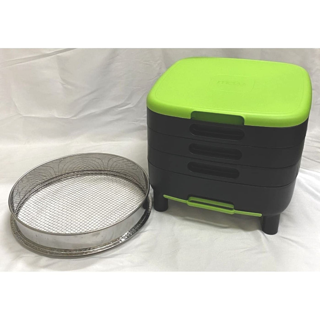 Maze Worm Farm (3 Trays) with Black Plastic