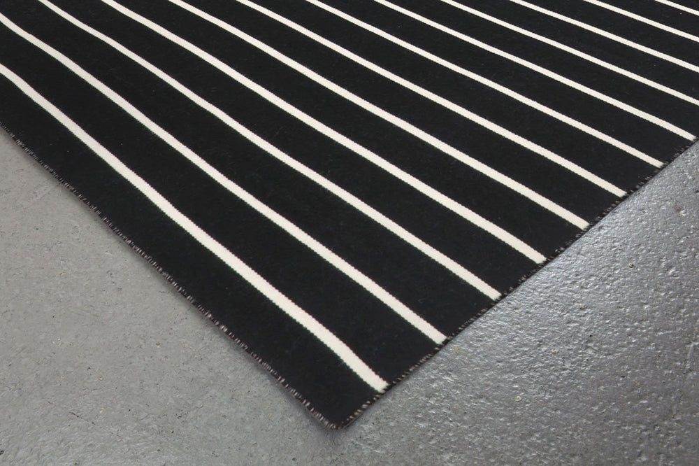 Liora Manne Sorrento Pinstripe Black Reversible Lightweight Rug 2' X 3' White - Diamond Home USA