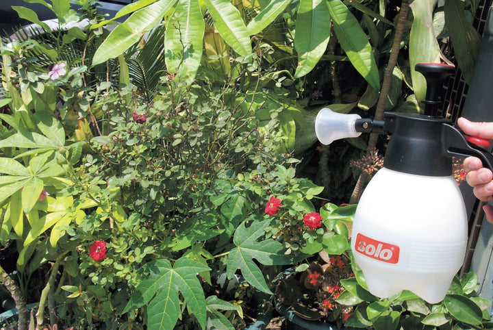 SOLO 418 2 Liter One-Hand Pressure Sprayer Red and White - Diamond Home USA