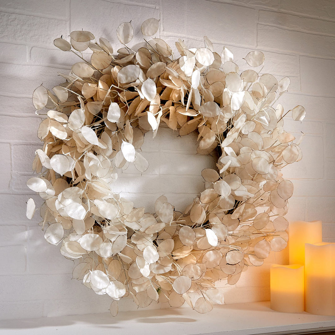 Plastic Wreath 28" White
