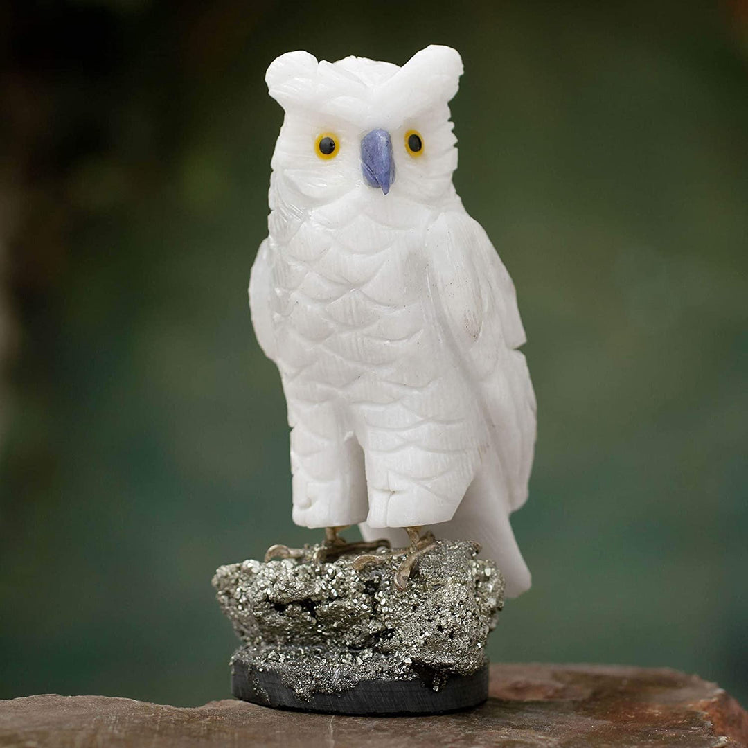 Handcrafted Onyx 'Vigilant Owl' Sculpture (Peru) Black