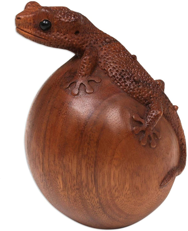 Wood Sculpture 'Watching Gecko' (Indonesia) Brown